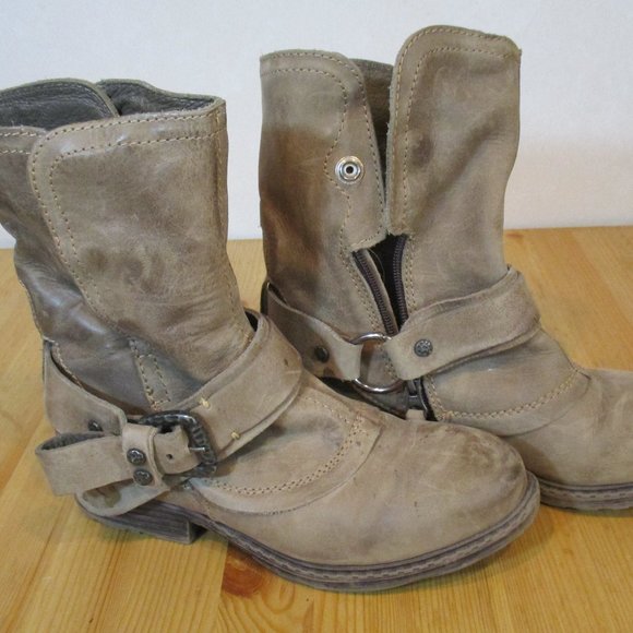 Rustic leather desert boots - Picture 1 of 3